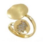 Onde Ring made of an hand satin-finished square element